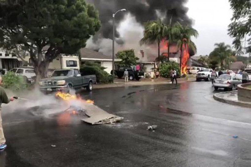 Uçak evlerin üzerine düştü 4 kişi hayatını kaybetti - Resim: 1