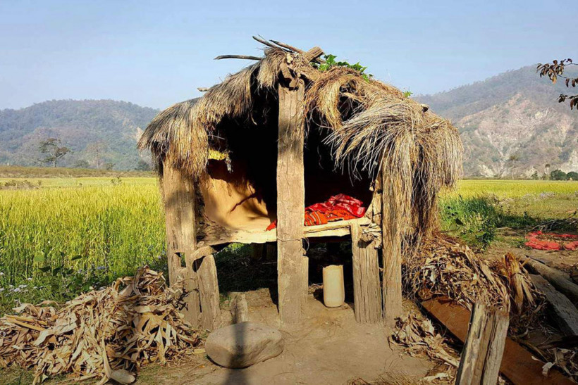 İnsanlık dışı gelenek kadınları kulübeye attılar ölümüne neden oldular - Resim: 1