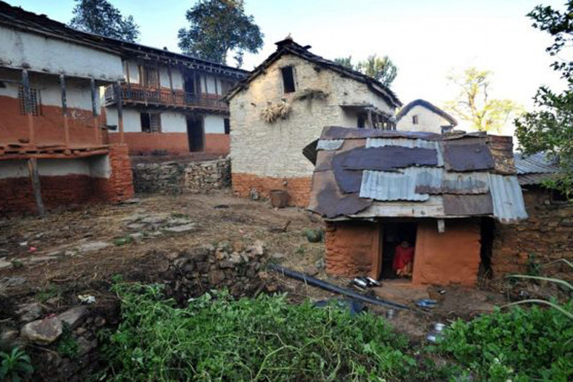 İnsanlık dışı gelenek kadınları kulübeye attılar ölümüne neden oldular - Resim: 3