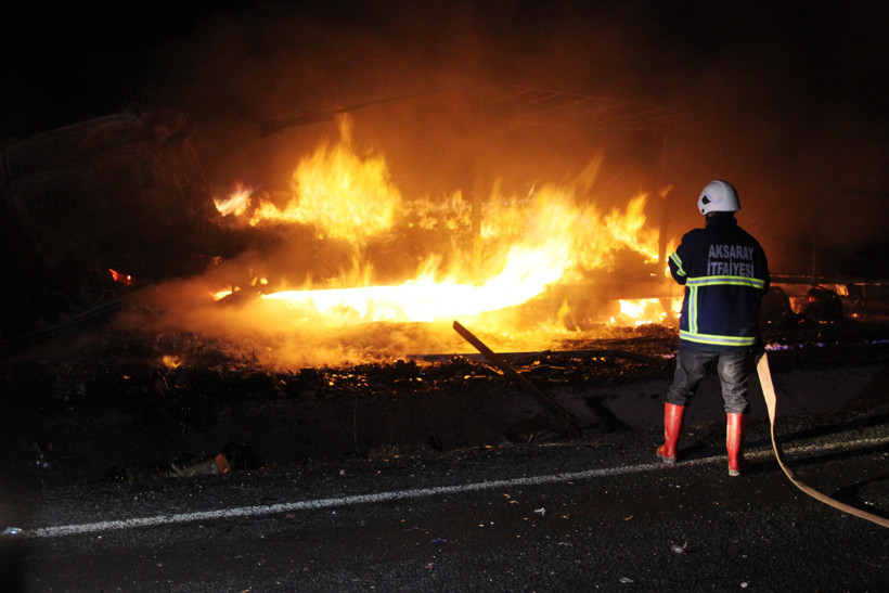 Kaza yapan TIR'lar alev alev yandı - Resim: 1