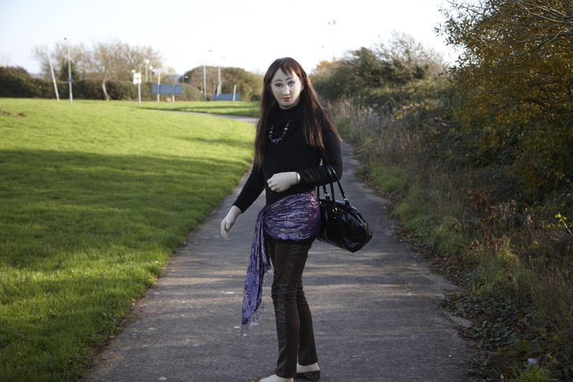 Oyuncak bebeğin içinde yaşayan erkekler - Resim: 3