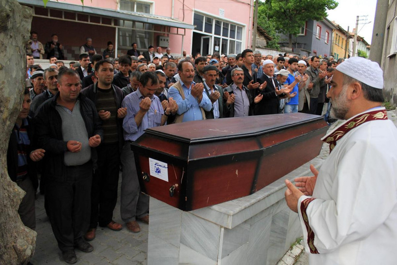 Soma şehitleri toprağa veriliyor - Resim: 3