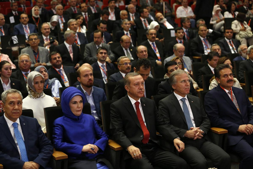 Bülent Arınç  ve Emine Erdoğan ağladı sosyal medya yıkıldı - Resim: 1