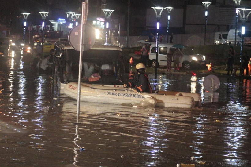 Sağanak yağış İstanbul'u ikinci kez vurdu - Resim: 1