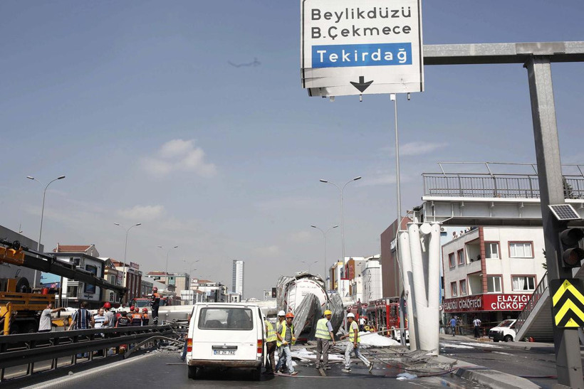 Avcılar'da üst geçit çöktü! - Resim: 2