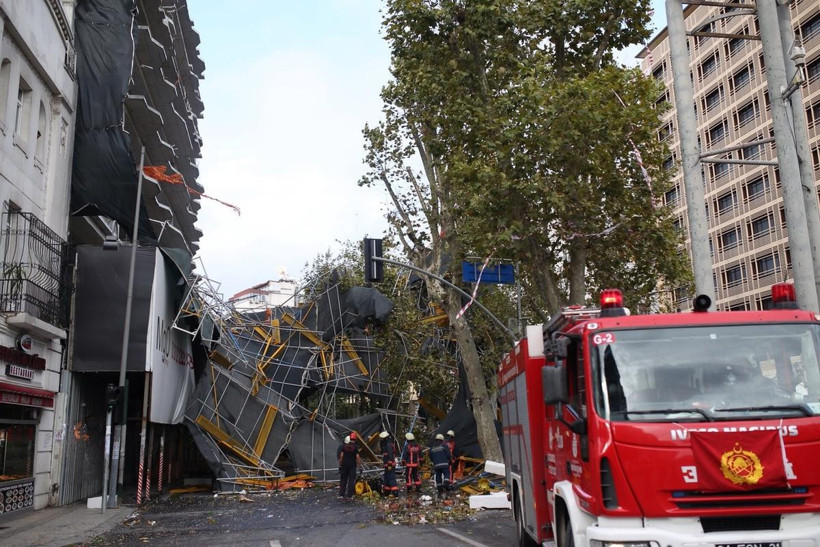 Taksim'de iskele çöktü - Resim: 2
