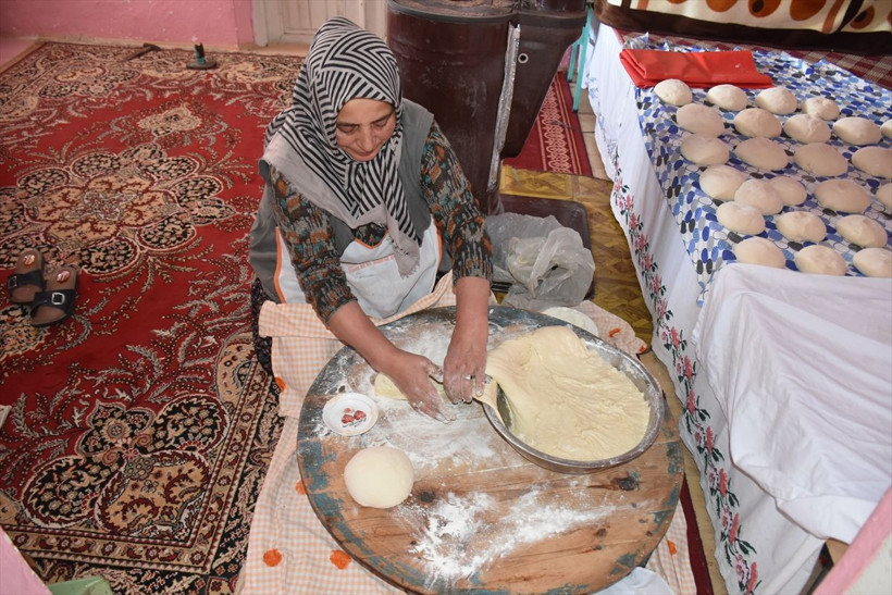 Anadolu sofralarının vazgeçilmezi tandır ekmeği nasıl yapılır - Resim: 2