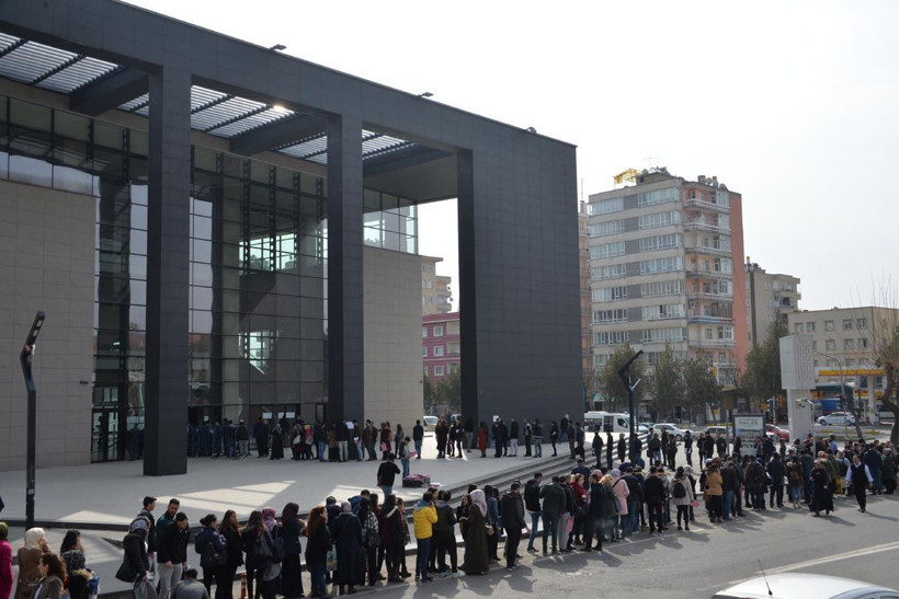 Diyarbakır'da başvuruyu duyan koştu kuyruğun ucu görünmedi - Resim: 3