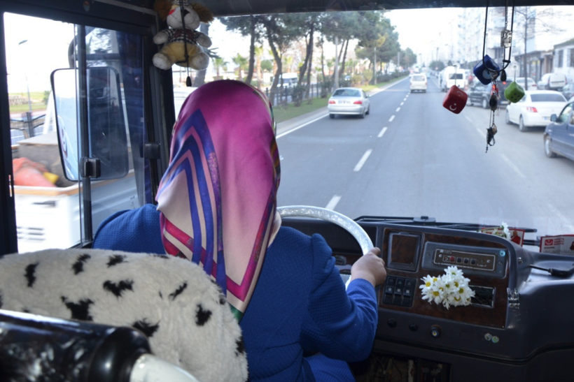 Kadın belediye başkan adayı kendi seçim aracını kendi kullanıyor - Resim: 1