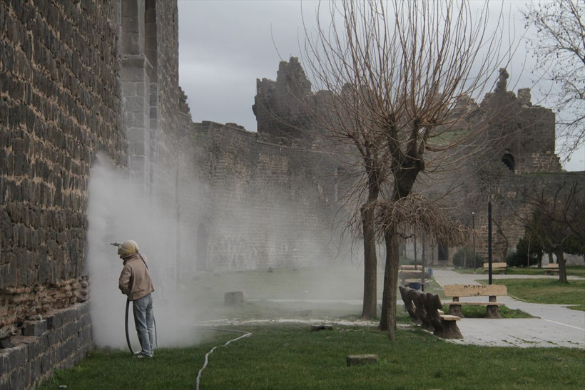 Tarihi surlar "duvar yazıları"ndan arındırılıyor - Resim: 2