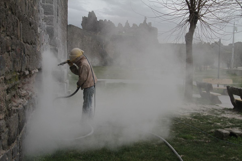 Tarihi surlar "duvar yazıları"ndan arındırılıyor - Resim: 3