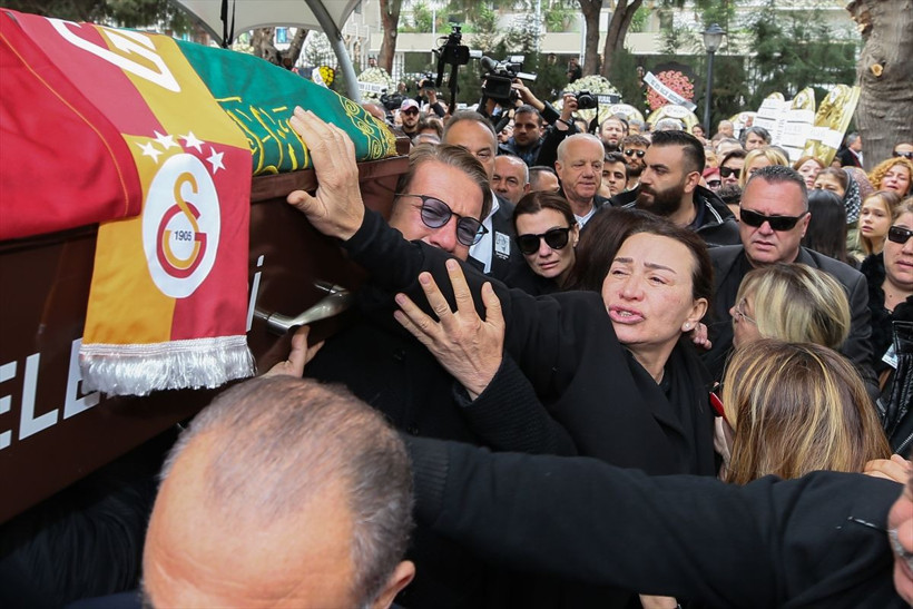 Demet Akbağ eşi Zafer Çika'nın tabutunu taşımak istedi ağlatan anlar - Resim: 4