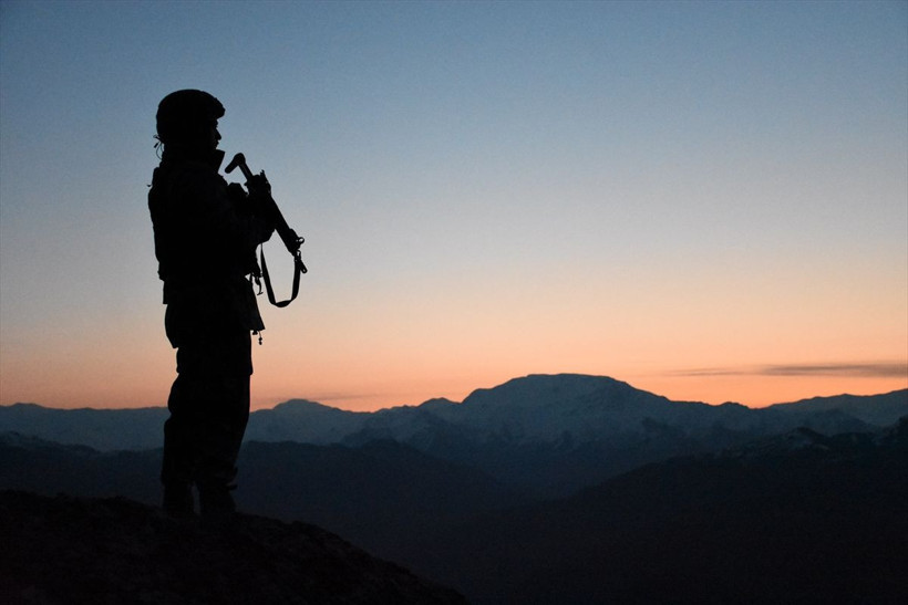 Sızmak isteyen PKK'lılarla göğüs göğüse çatıştılar üs komutanı olay anını anlattı - Resim: 2