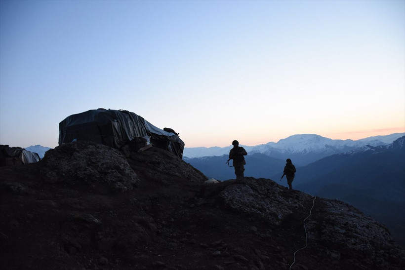 Sızmak isteyen PKK'lılarla göğüs göğüse çatıştılar üs komutanı olay anını anlattı - Resim: 4
