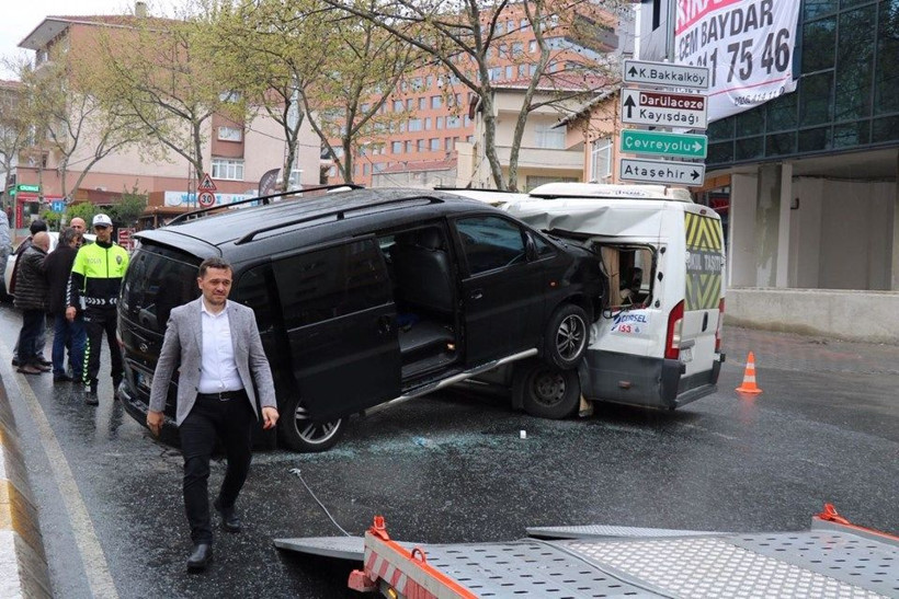 Ataşehir'de minibüs bir başka minibüse ok gibi saplandı - Resim: 4