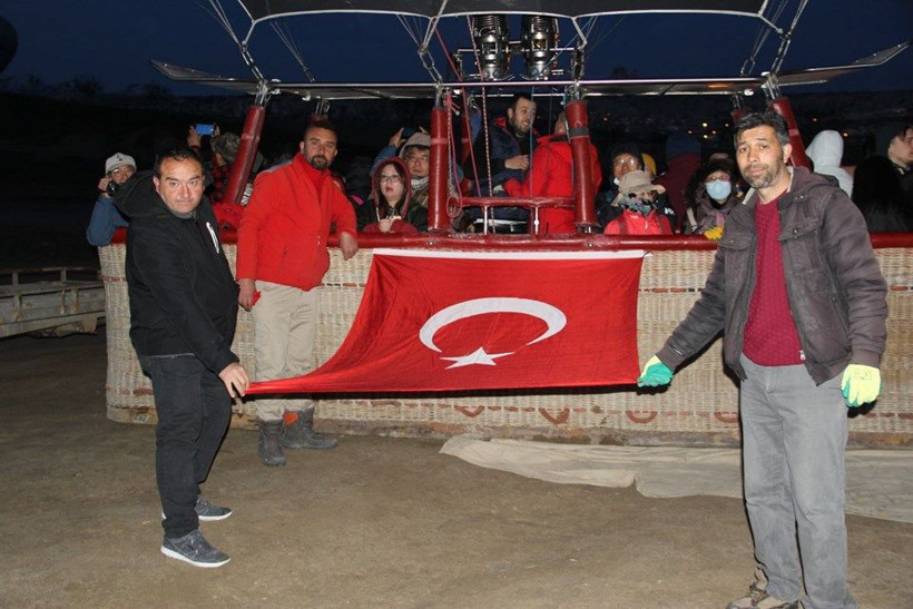 Kapadokya'da görsel şölen... Balonlar Türk bayraklarıyla havalandı - Resim: 1
