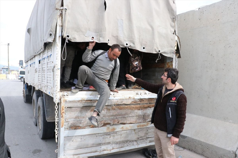 Erzincan'da kamyon kasasında 100 düzensiz göçmen yakalandı - Resim: 2