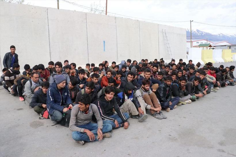 Erzincan'da kamyon kasasında 100 düzensiz göçmen yakalandı - Resim: 3