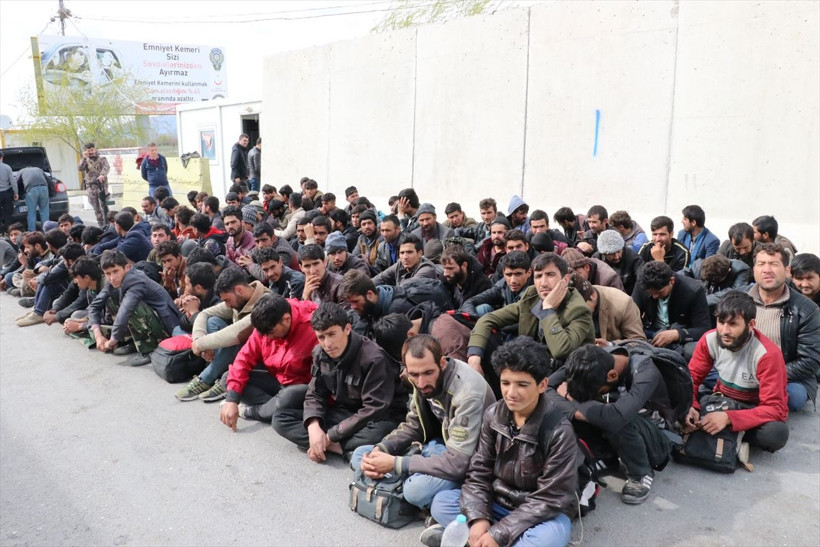 Erzincan'da kamyon kasasında 100 düzensiz göçmen yakalandı - Resim: 4