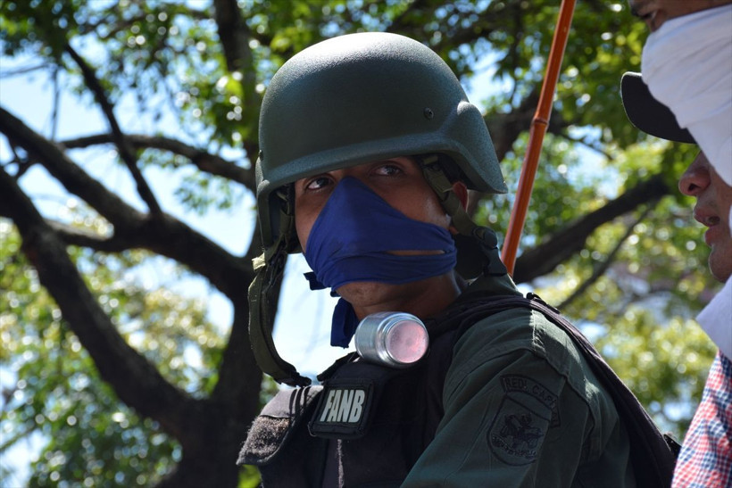 Venezuela'daki darbe girişiminden kan donduran fotoğraflar - Resim: 2