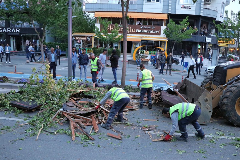 Batman'da kuvvetli rüzgar çatıları uçurdu Yaralılar var - Resim: 1