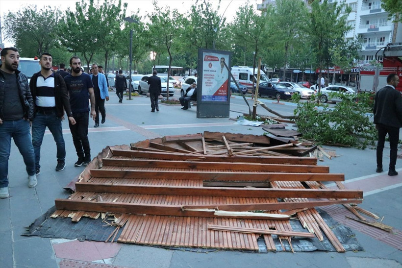 Batman'da kuvvetli rüzgar çatıları uçurdu Yaralılar var - Resim: 2