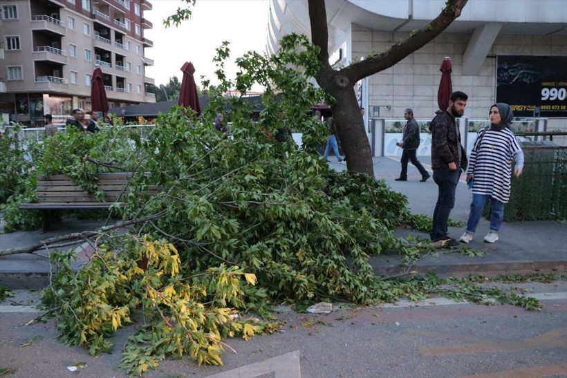 Batman'da kuvvetli rüzgar çatıları uçurdu Yaralılar var - Resim: 4