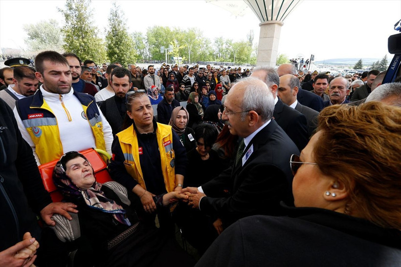 Kemal Kılıçdaroğlu saldırı sonrası ilk kez şehit cenazesine katıldı - Resim: 1