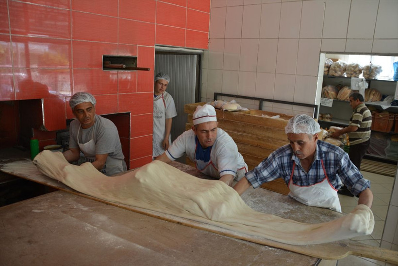 Manisa'da pişirilen 3 metrelik Ramazan pidesi bakın kaça satıldı - Resim: 2