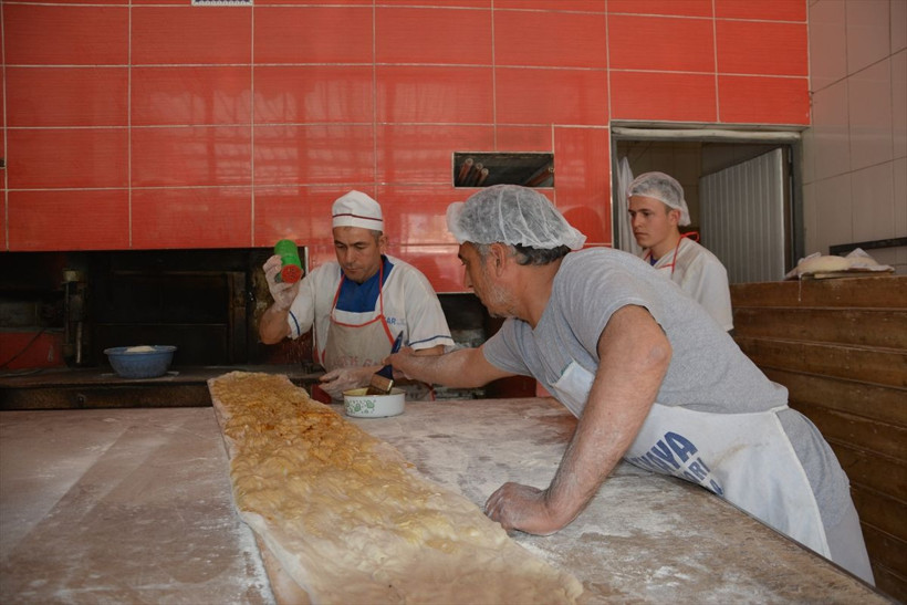 Manisa'da pişirilen 3 metrelik Ramazan pidesi bakın kaça satıldı - Resim: 3