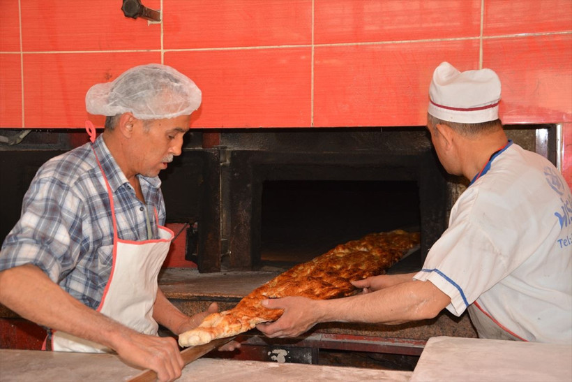 Manisa'da pişirilen 3 metrelik Ramazan pidesi bakın kaça satıldı - Resim: 4