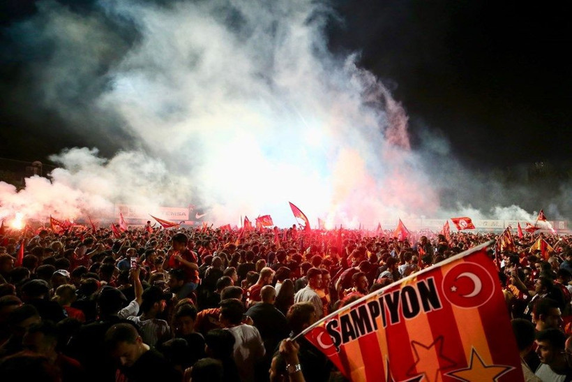 22. şampiyonluk geldi taraftar sokaklara döküldü - Resim: 1
