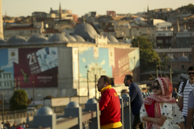 Bakan Muharrem Kasapoğlu Galata Köprüsü'nde balık tuttu - Resim: 1