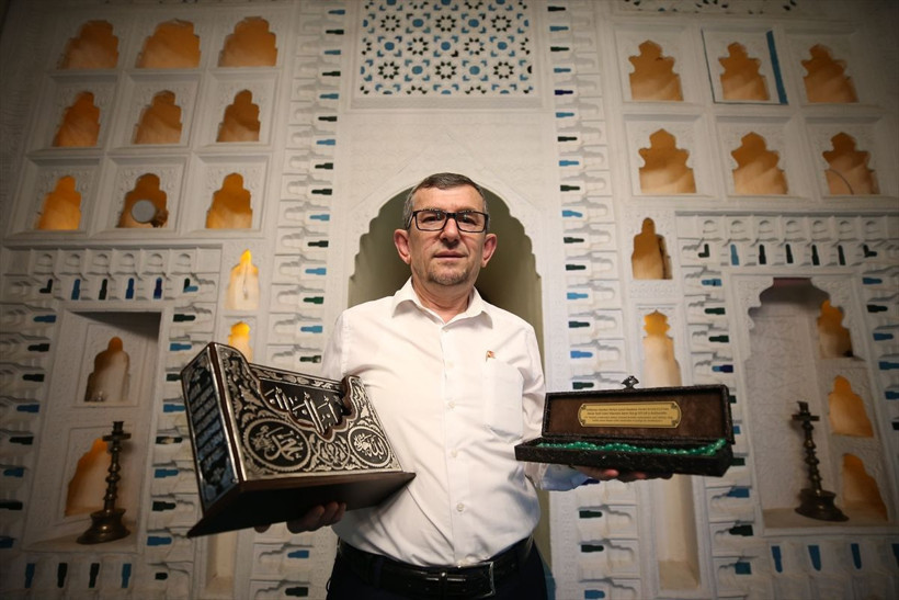 Devlet Bahçeli turistlere ezan okuyan Yeşil Cami müezzinine tesbih hediye etti - Resim: 1