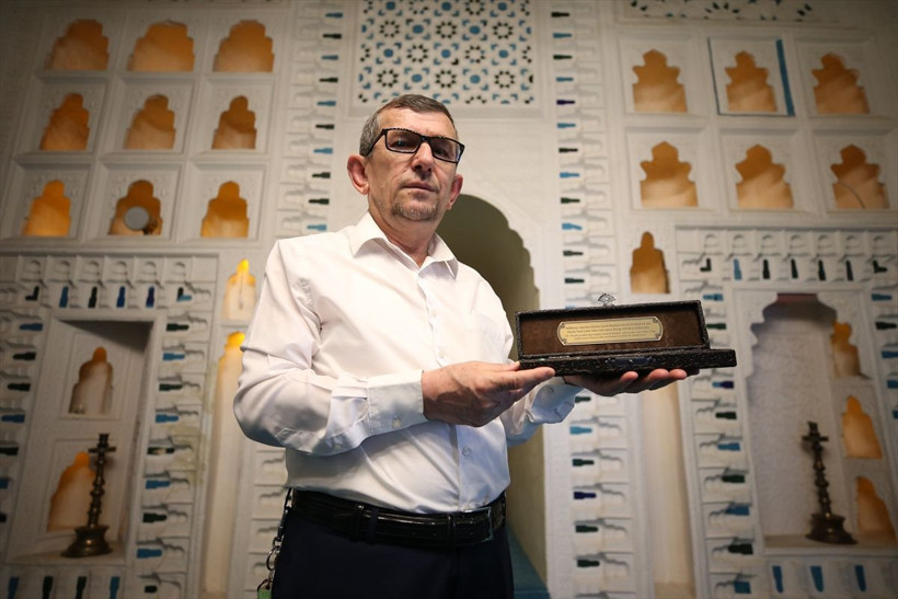 Devlet Bahçeli turistlere ezan okuyan Yeşil Cami müezzinine tesbih hediye etti - Resim: 2