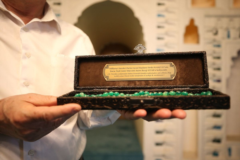 Devlet Bahçeli turistlere ezan okuyan Yeşil Cami müezzinine tesbih hediye etti - Resim: 3