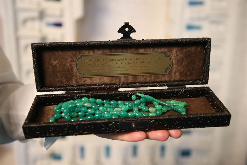 Devlet Bahçeli turistlere ezan okuyan Yeşil Cami müezzinine tesbih hediye etti - Resim: 4