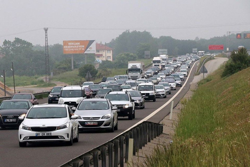 Bayram yoğunluğu kilometrelerce araç kuyruğu oluştu - Resim: 2