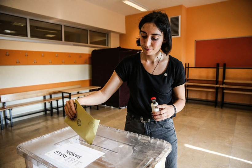 Yenilenen İstanbul seçimlerinde oy verme işlemi başladı - Resim: 2
