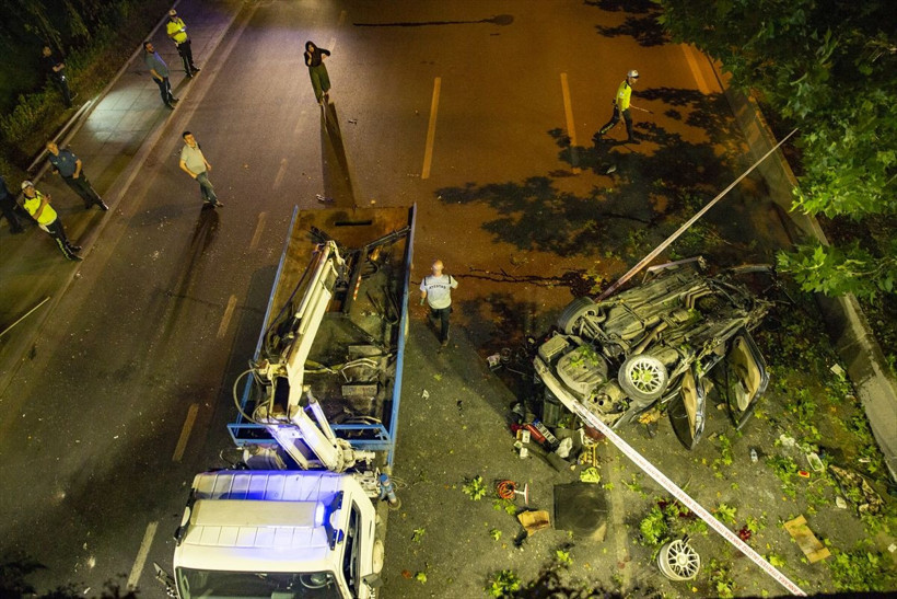 Başkentte korkunç kaza otomobil köprüden düştü parçaları ağaçta asılı kaldı - Resim: 1