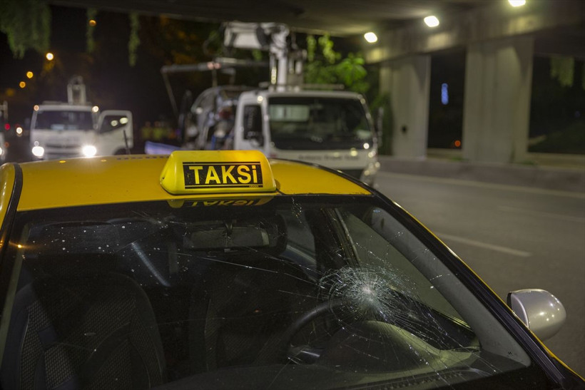 Başkentte korkunç kaza otomobil köprüden düştü parçaları ağaçta asılı kaldı - Resim: 2