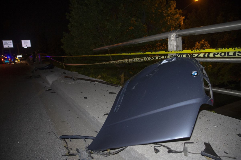 Başkentte korkunç kaza otomobil köprüden düştü parçaları ağaçta asılı kaldı - Resim: 3