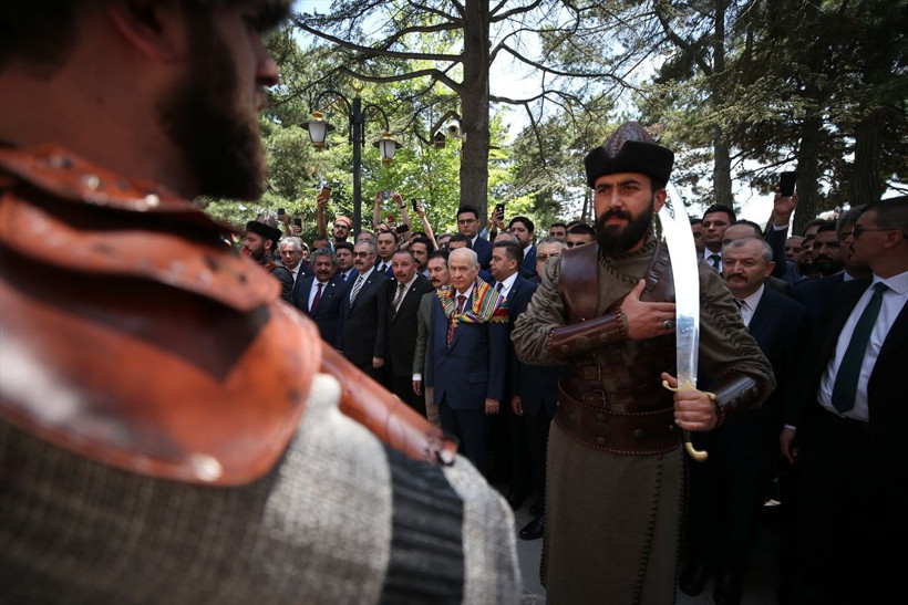 Bahçeli Ertuğrul Gazi Türbesi'ni ziyaret etti "Saygı Nöbeti" değişimini izledi - Resim: 2