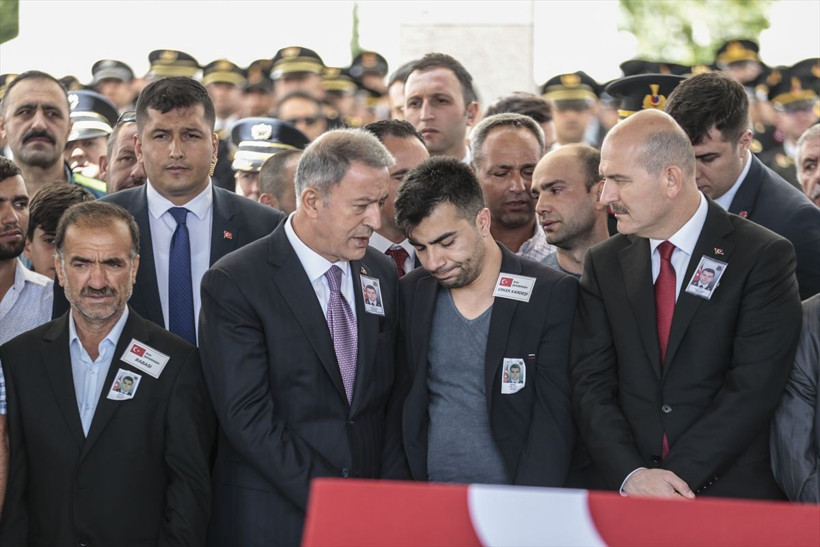 Jandarma Astsubay Üstçavuş Cengiz Tokur'un cenazesinde yürek yakan görüntüler - Resim: 1