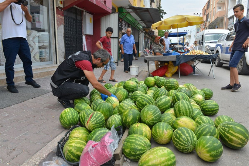 Adana'da polis pazar tezgahlarında böyle uyuşturucu aradı - Resim: 1
