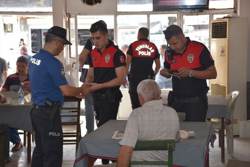 Adana'da polis pazar tezgahlarında böyle uyuşturucu aradı - Resim: 4