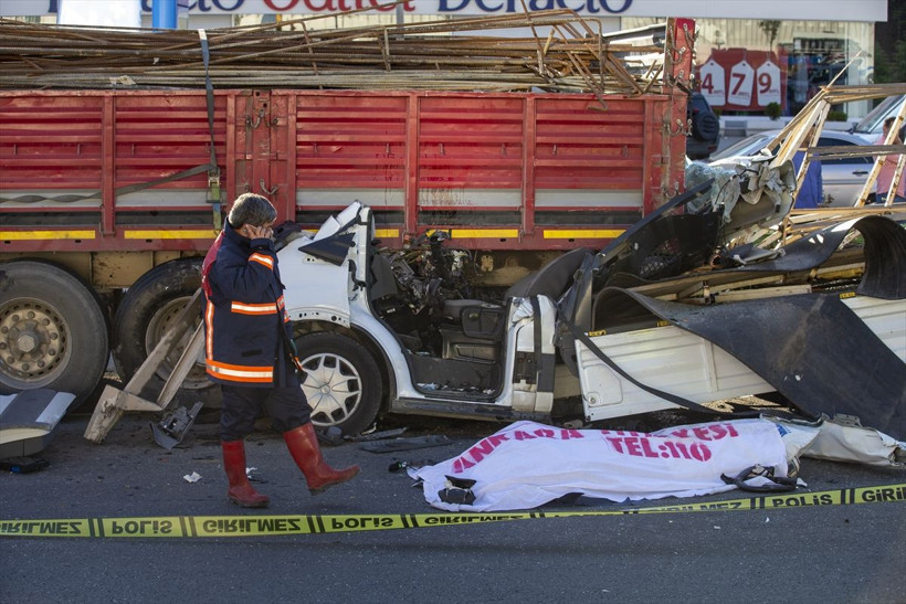 Ankara Pursaklar'da kamyonetin TIR'a arkadan çarpması sonucu bir kişi öldü - Resim: 4