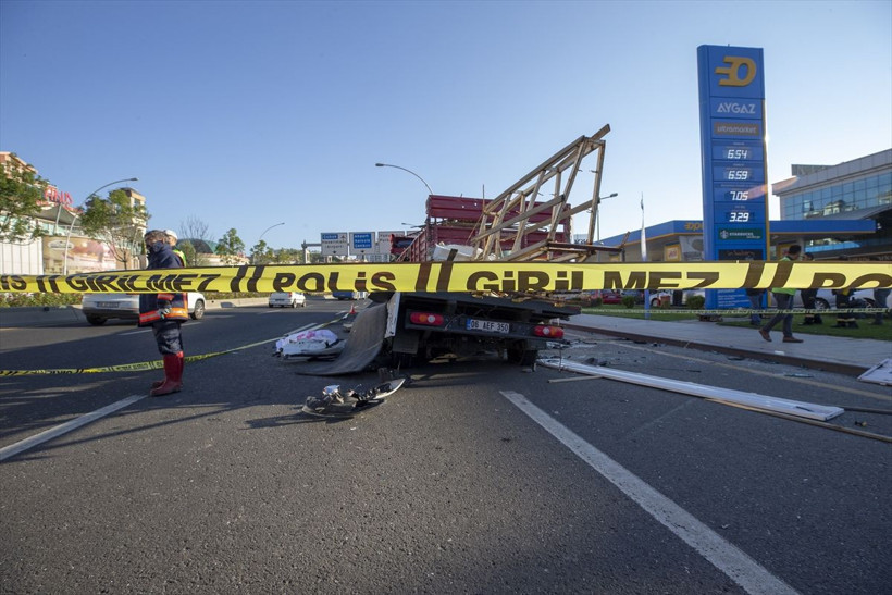 Ankara Pursaklar'da kamyonetin TIR'a arkadan çarpması sonucu bir kişi öldü - Resim: 3