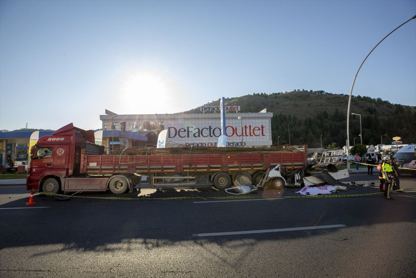 Ankara Pursaklar'da kamyonetin TIR'a arkadan çarpması sonucu bir kişi öldü - Resim: 2