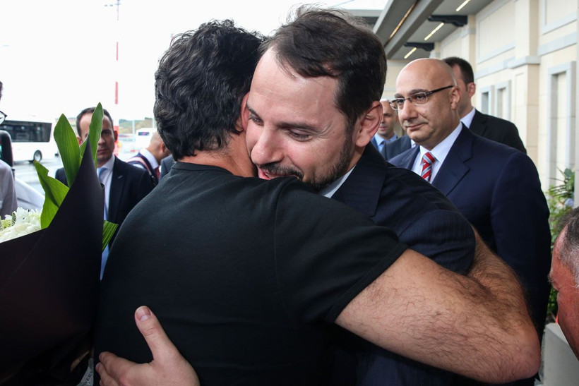 Hakan Atilla'yı Berat Albayrak karşıladı annesini görünce darmadağın oldu - Resim: 4